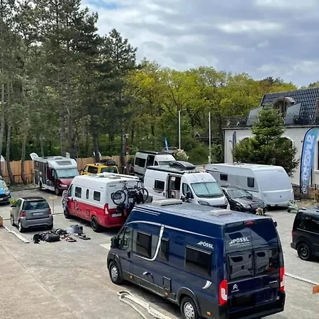 Stellplatz Fur Wohnmobile Und Bullis Auf Dem Campingplatz Strandgut Kein Bett Vorhanden Leerer Stellplatz Campsite Cuxhaven